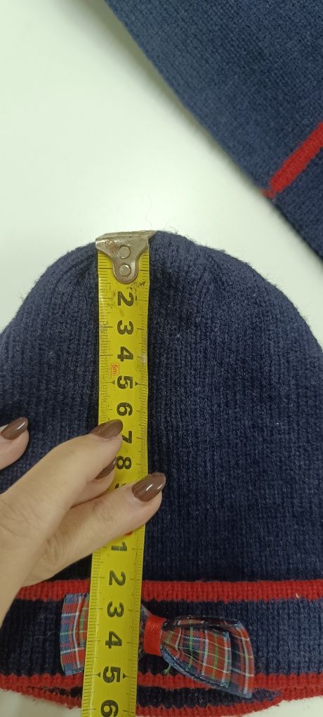 Conjunto de gorro e cachecol de criança azul escuro com laço