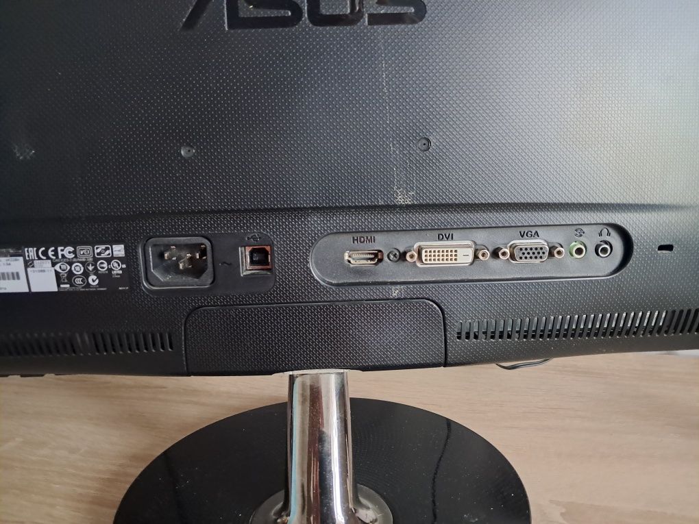 Monitor Asus.     J