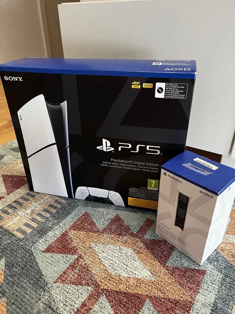PS5 Digital com 2 Comandos e Carregador Originais
