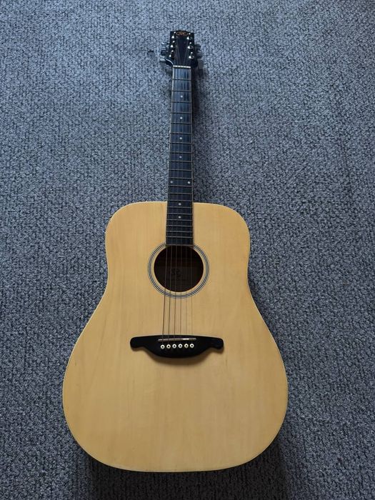 Акустична  гітара .