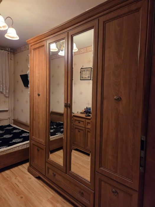 Sprzedam zestaw mebli do sypialni plus żyrandol