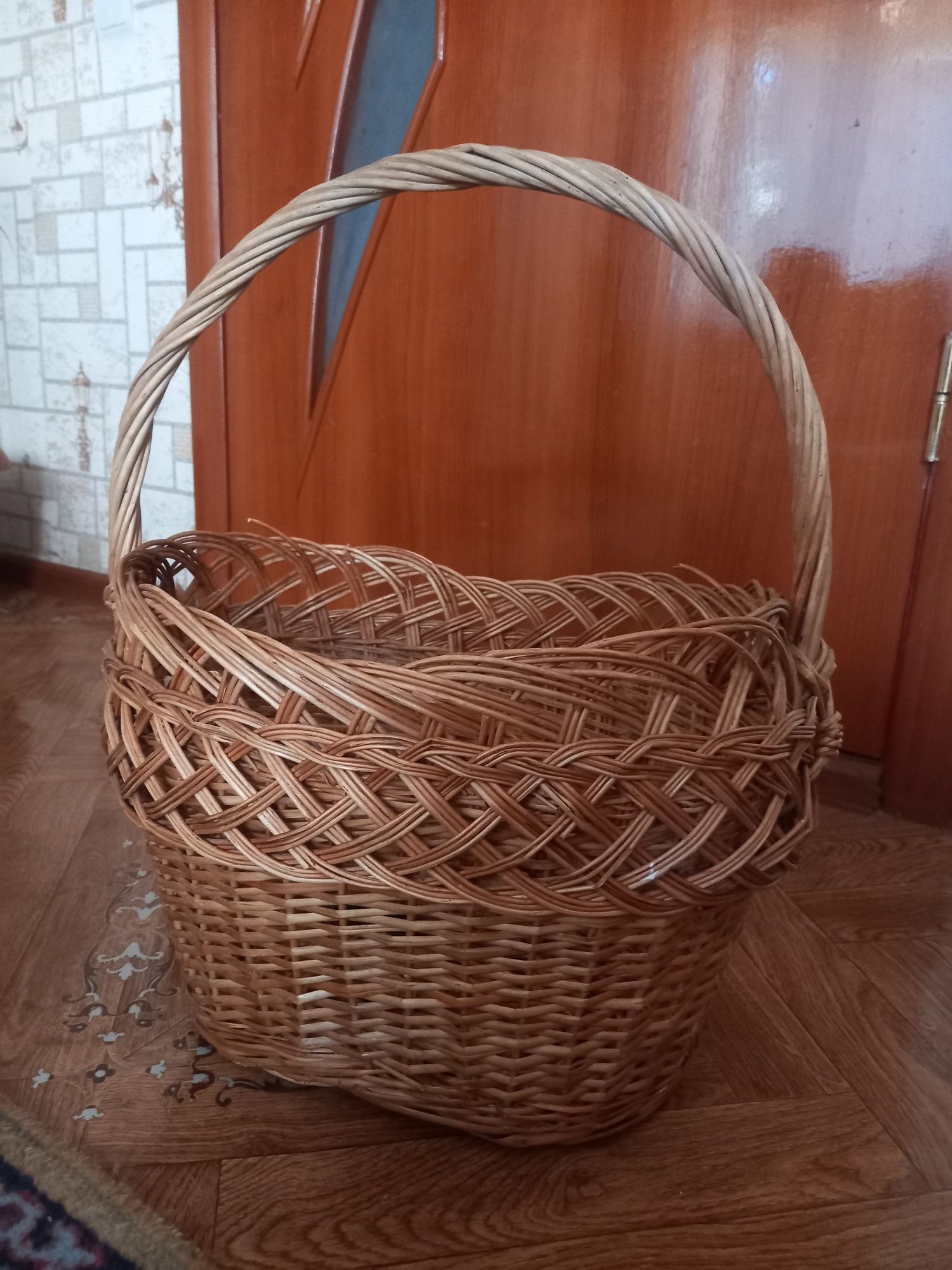Плетені кошики та пластикові