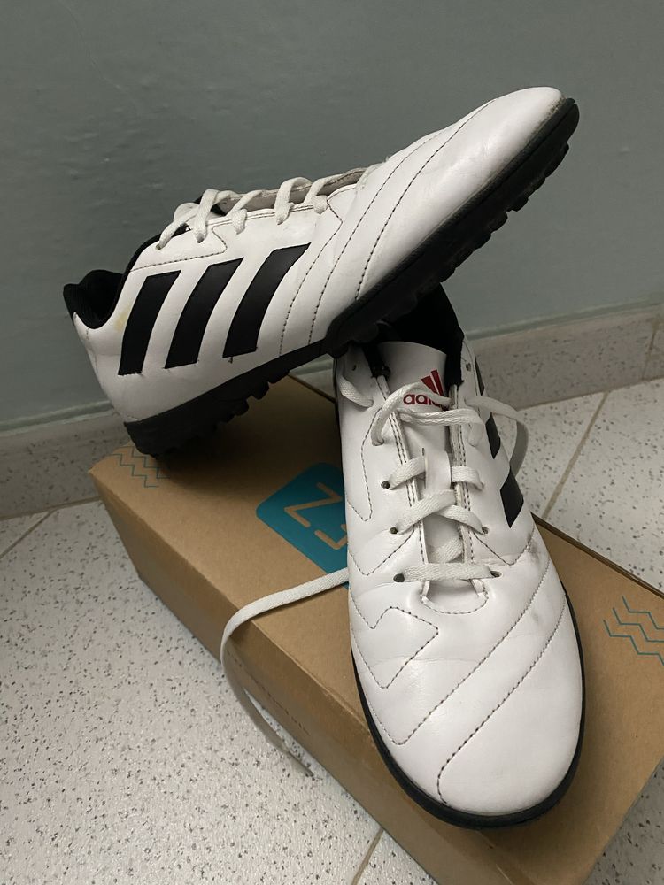 Chuteiras sintetico, adidas como novas
