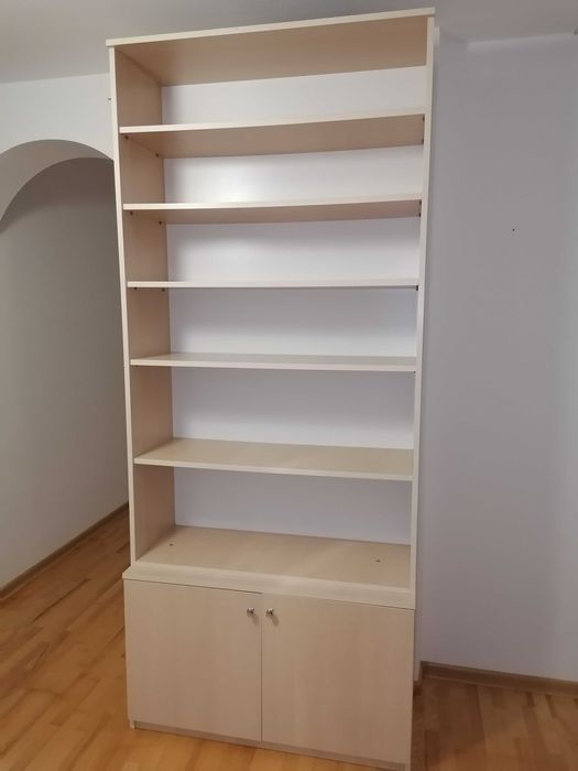 Regał (do pokoju, na książki itp)