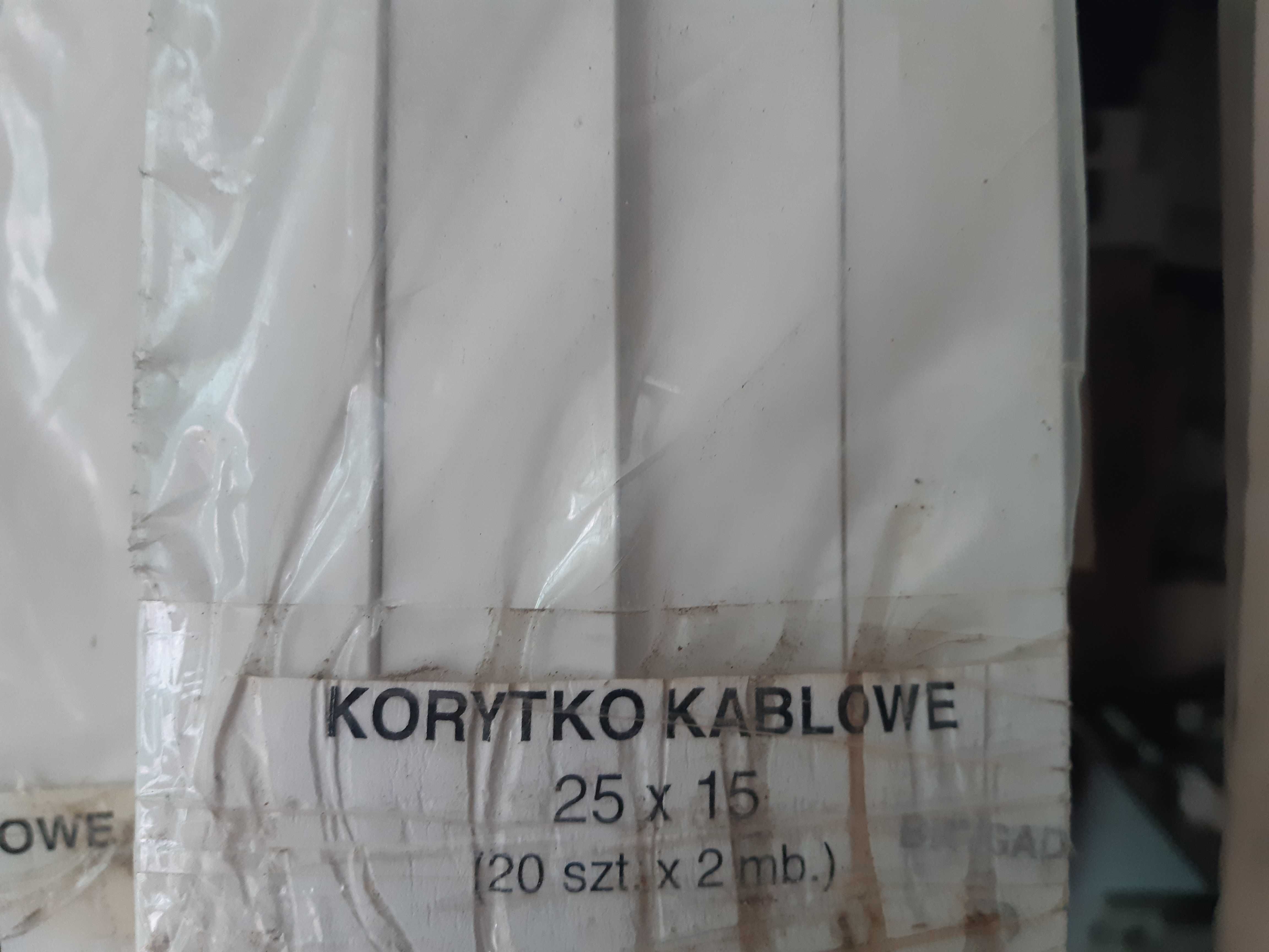 Korytka kablowe + puszki elektryczne małe i duże