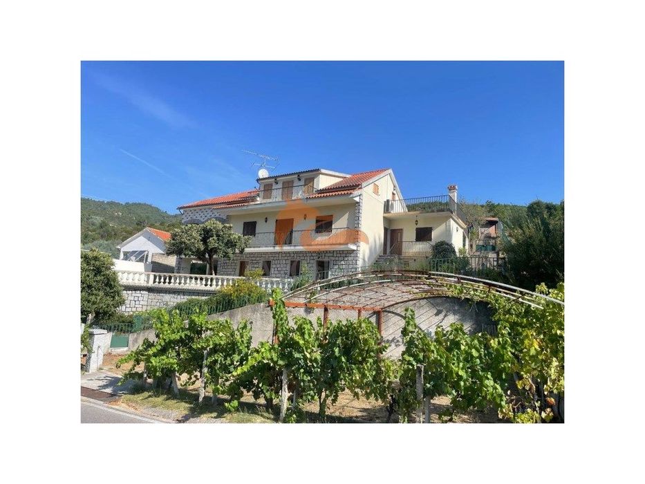 Casa com 3 andares independentes e 9 quartos em São Sebastião da Fe...