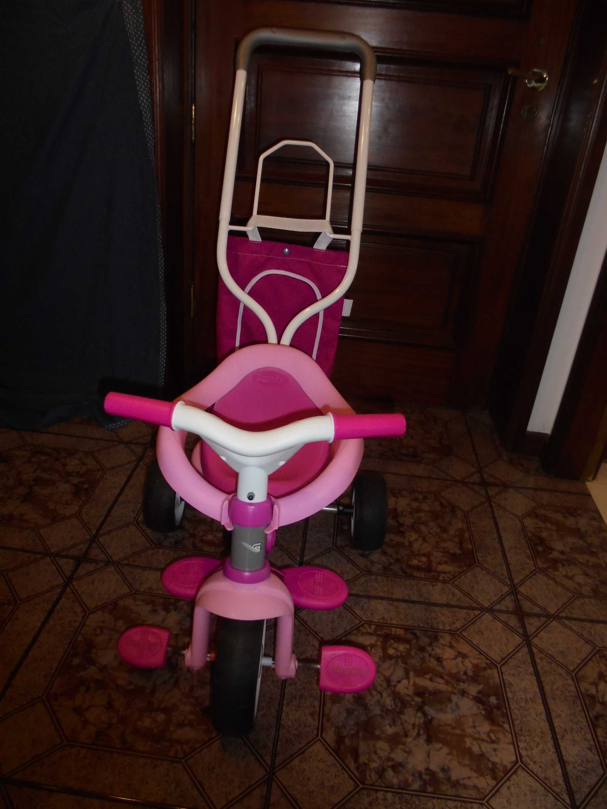 triciclo de menina cor de rosa e branco