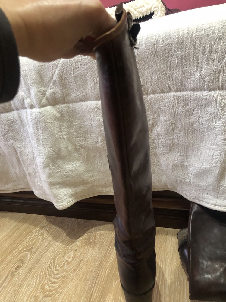 Botas em pele tam 36