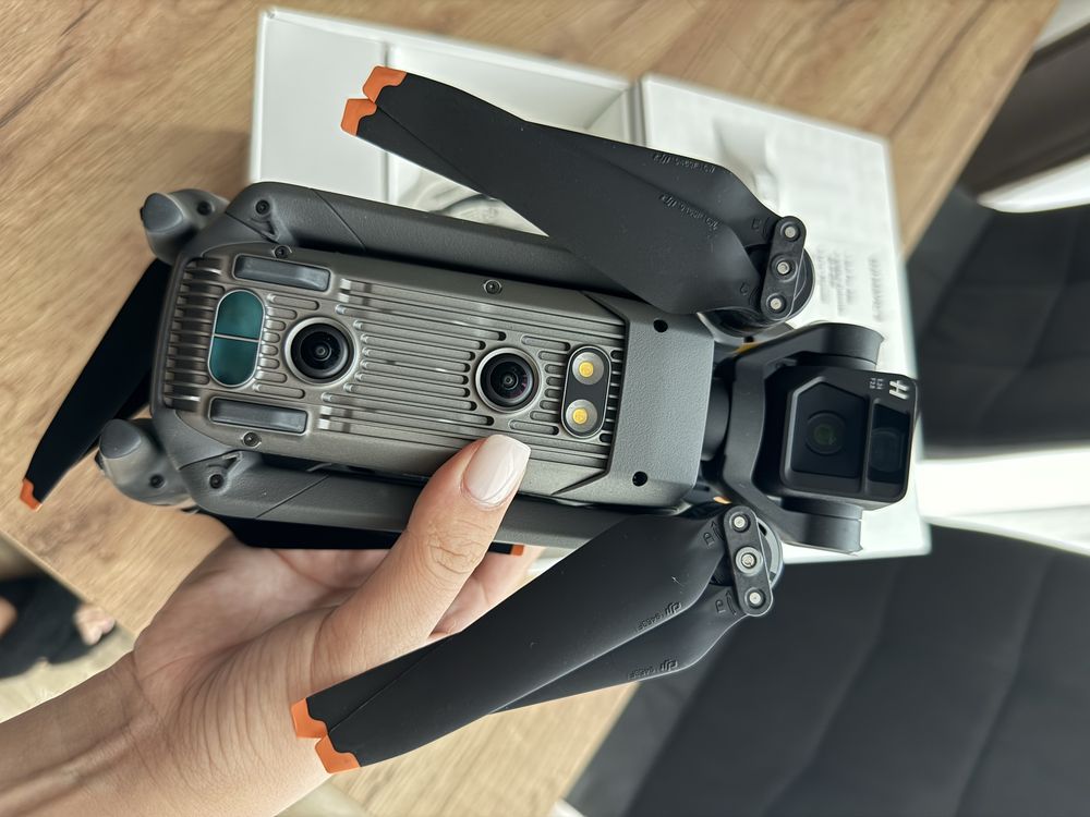 Квадрокоптер DJI Mavic 3 дрон