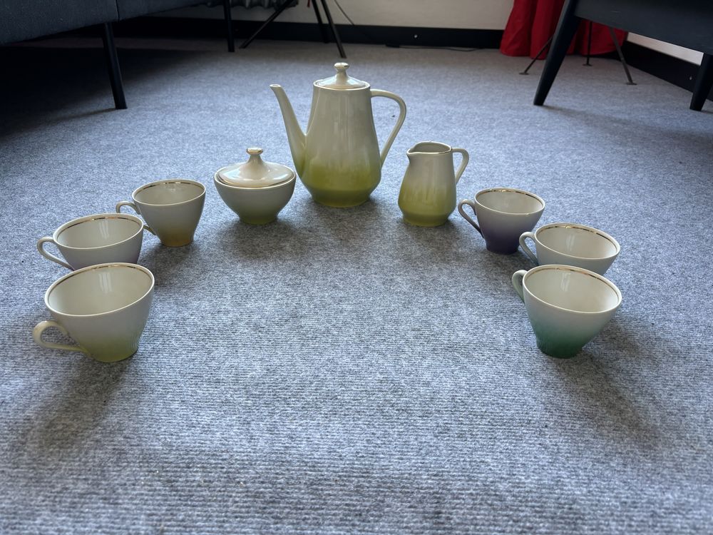 Zestaw do kawy porcelana PRL kolorowy plus talerze w trzech rozmiarach
