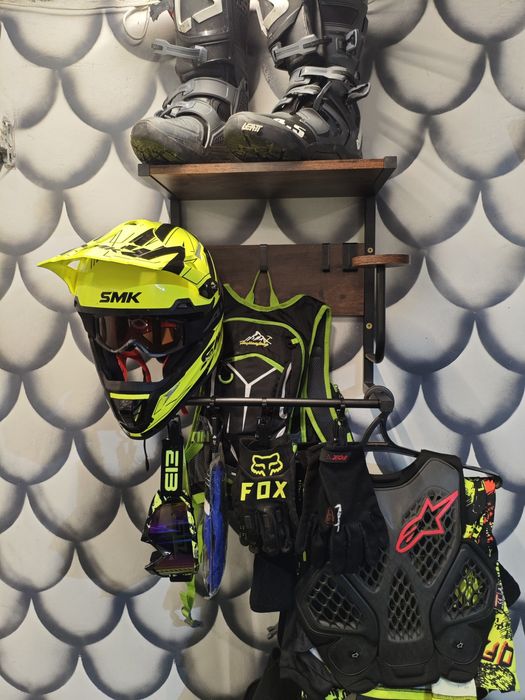 Вешалка для мотошлема и снаряжения