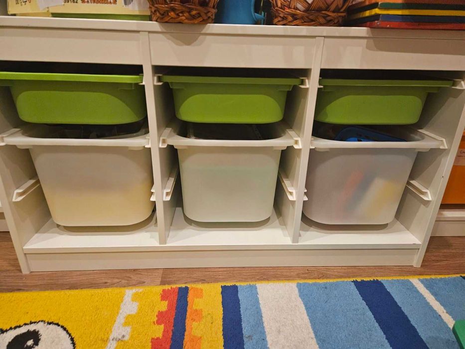 Стелаж з контейнерами довжиною 100 м