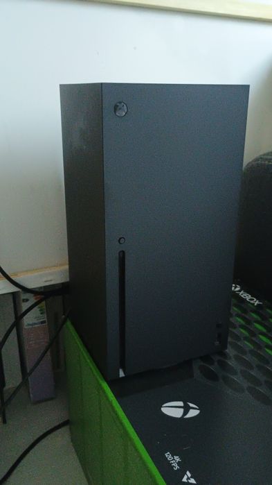 Sprzedam xbox series x w stanie idealnym