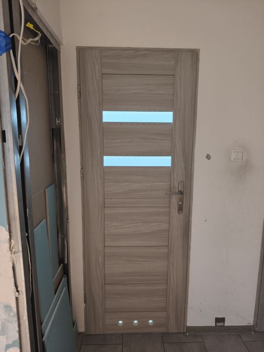 Drzwi łazienkowe prawe i lewe 70 z ościeżnicą używane