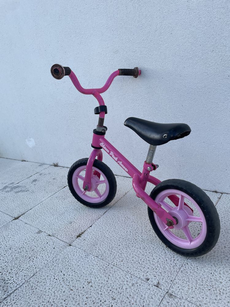 Bicicleta sem pedais cor de rosa