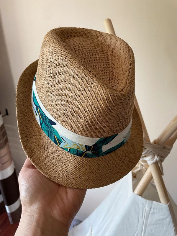 Letni kapelusik w tropikalny wzór