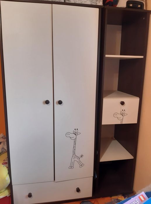 Szafa dla dziecka wraz ze słupkiem i półką scienna