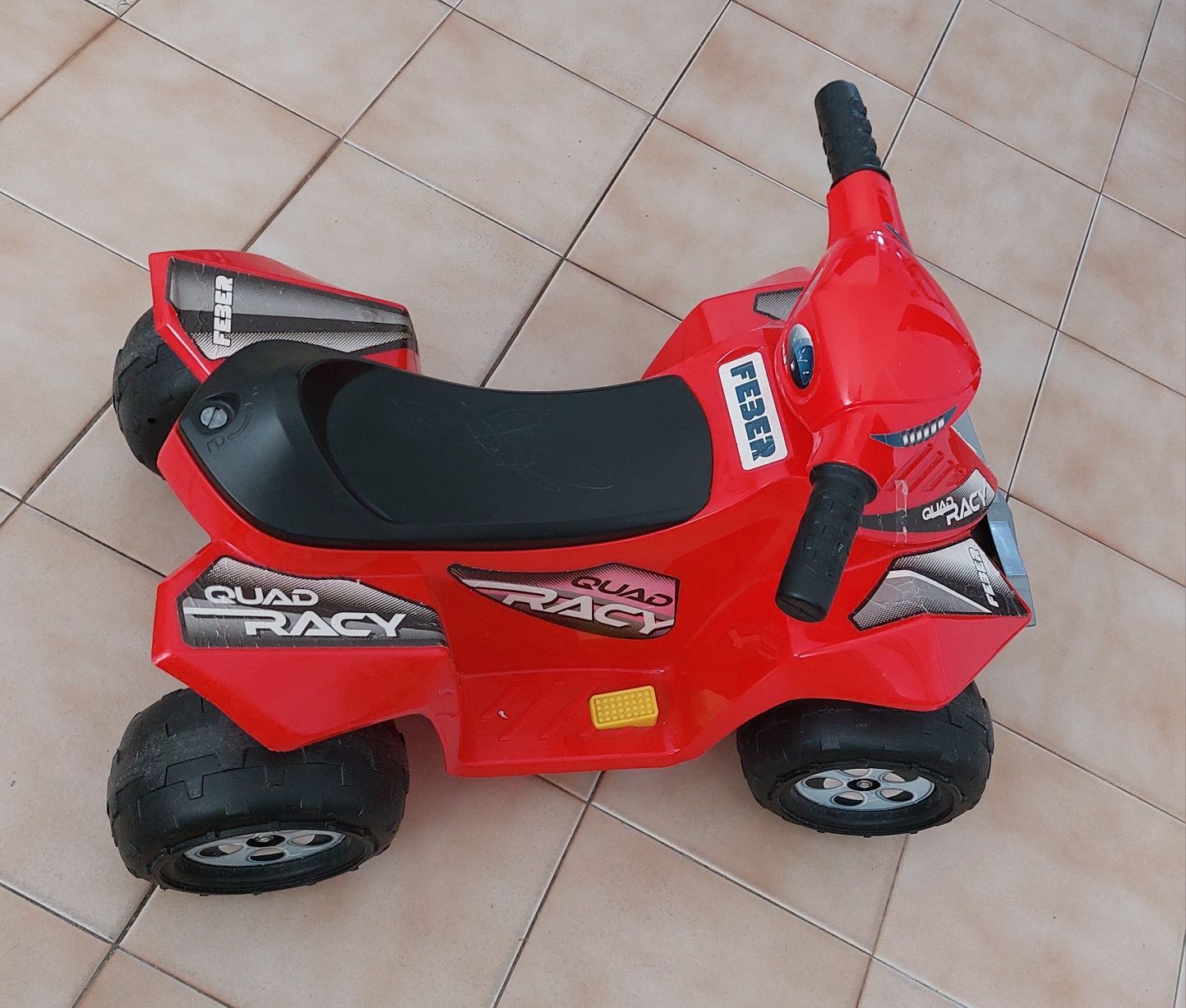 Moto 4 de criança eléctrica.