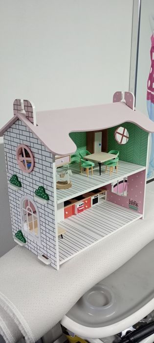 Drewniany domek z mebelkami