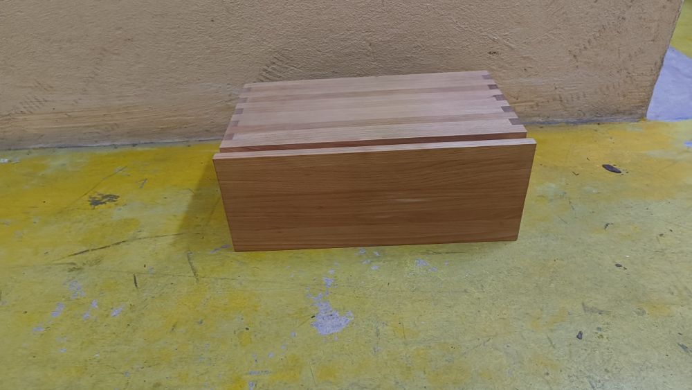 Espelho e gaveta de parede