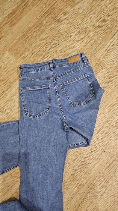 Джинсы клёш bershka
