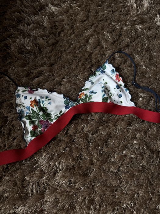 красивий верх купальника