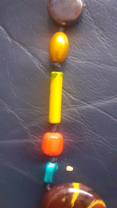 Colar com pedras de varias cores