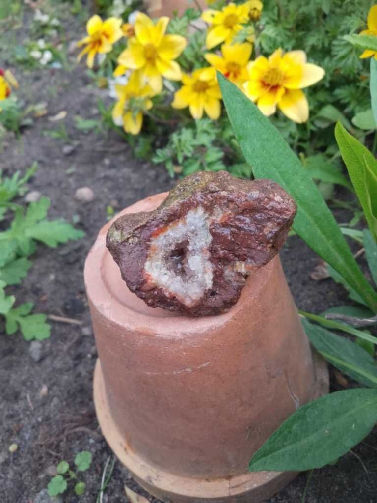 Geoda z kryształkami kwarcu z Sokołowca