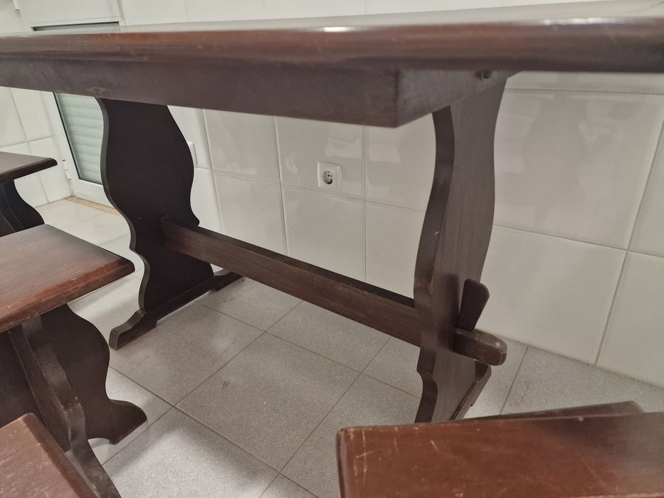 Mesa de madeira maciça + 4 bancos