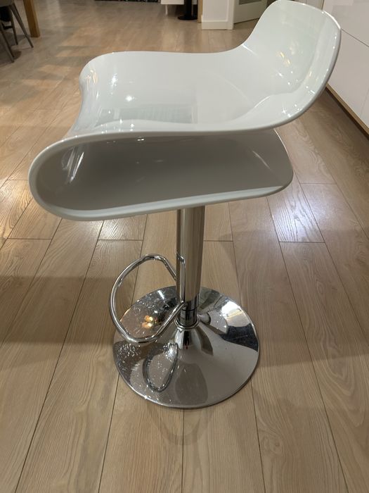 3 Hokery, krzesła barowe