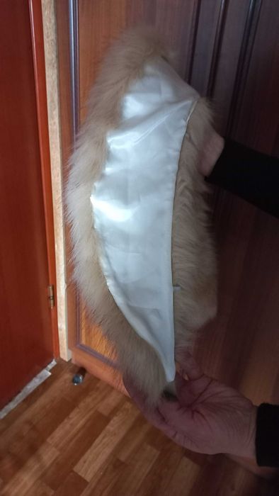 Меховой воротник.