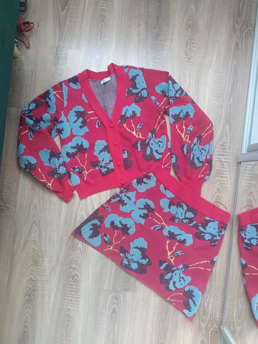 Komplet dzianinowy kardigan sweter spódnica kwiaty  błyszcząca nitka