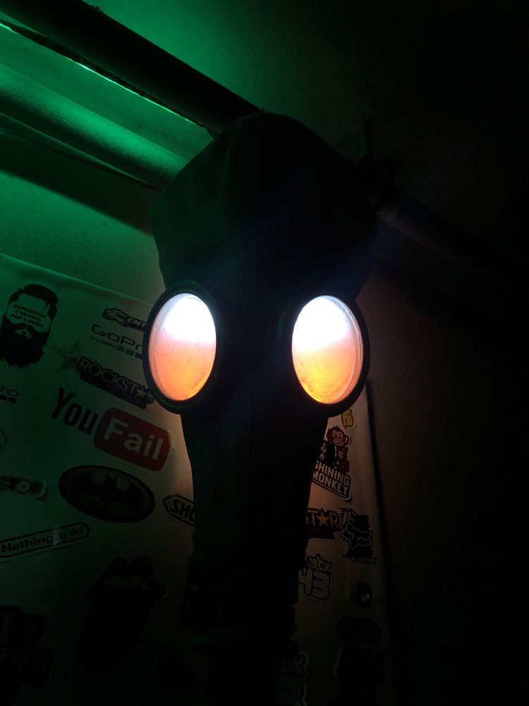 Wisząca lampka z maski gazowej z głośnikiem BT handmade