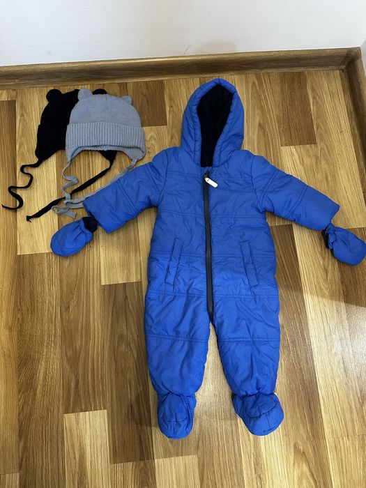 Zestaw: kombinezon George 68/74 (6-9 m) + 2 czapeczki 44/46