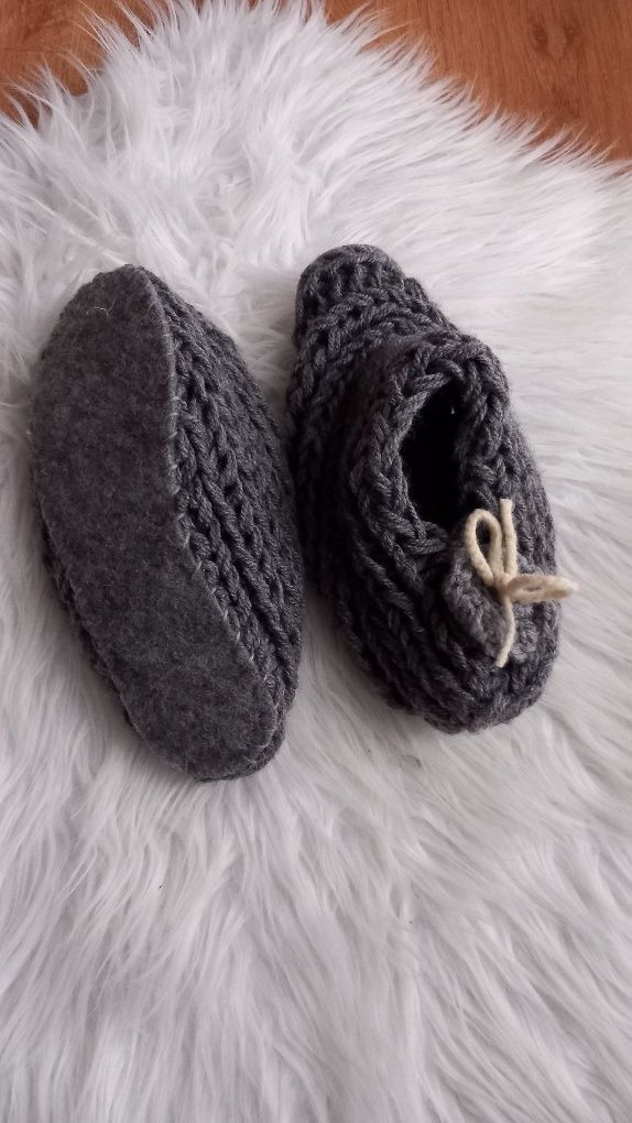 Nowe kapcie robione na drutach