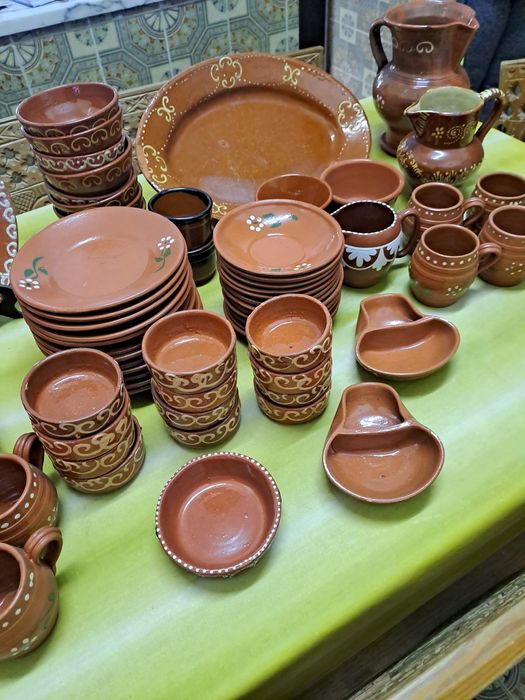 Conjunto com várias peças de barro