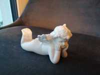 Figurka porcelanowy leżący aniołek długości 13 cm , wysokości 8 cm