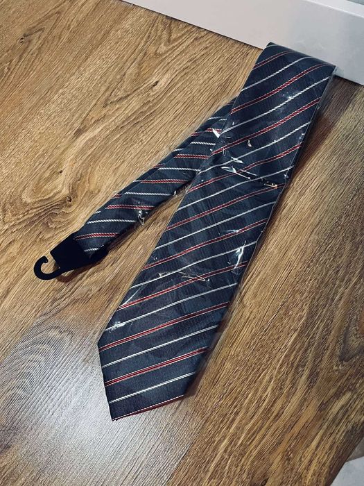 Su ro krawat nowy szary w paski czerwone do garnituru