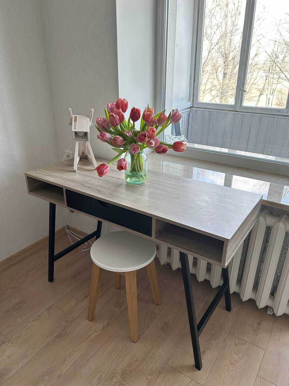Стіл письмовий ABBETVED 48x120 св.дуб/чорний, в хорошому стані