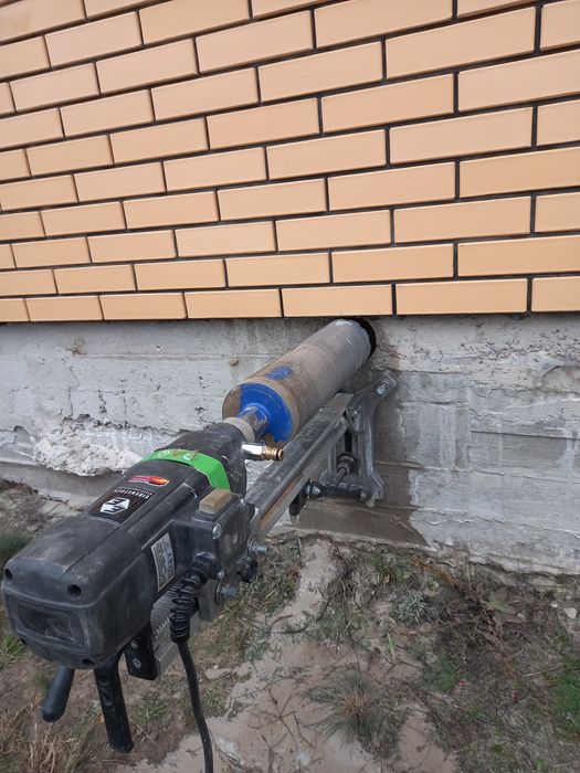 Алмазне буріння (свердління) отворів в бетоні, цеглі, камені