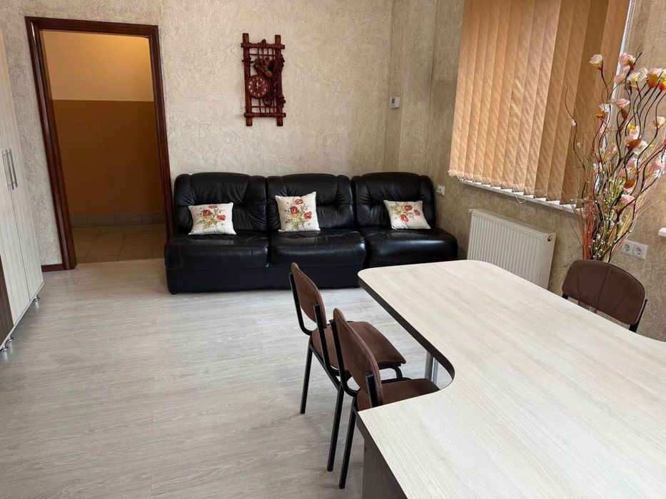 Кухня 5,5 м, кухонні столи та офісні меблі (стіл, диван, шафа)