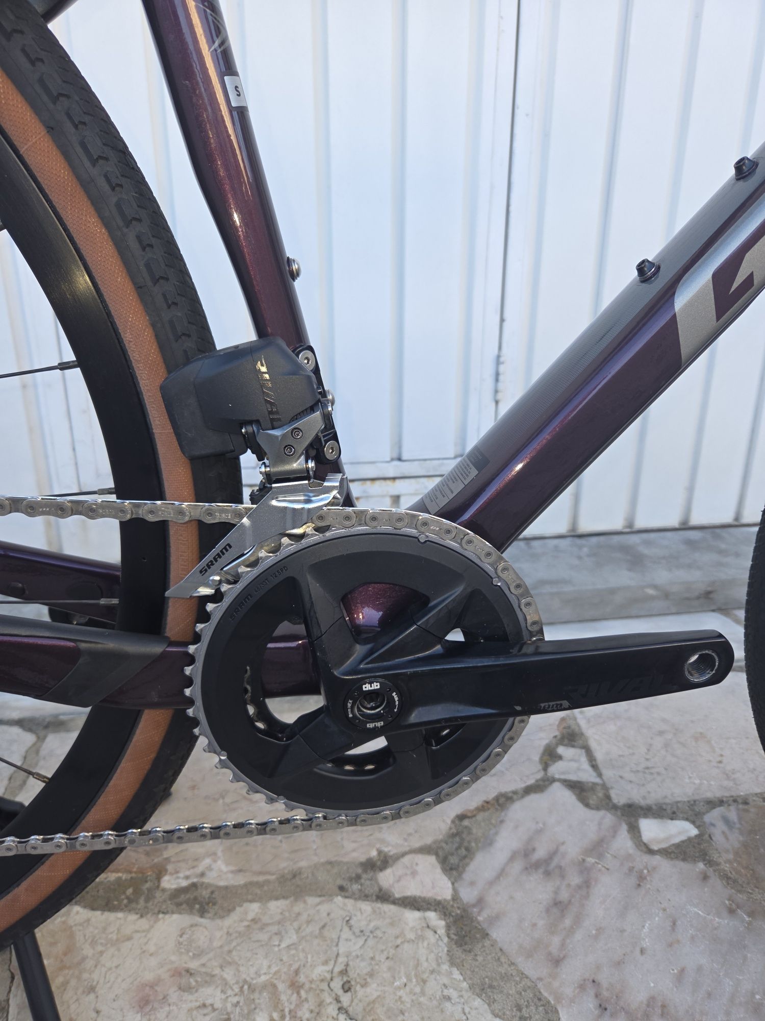 Bicicleta Giant Revolt Tamanho S em carbono com transmissão eletrónica