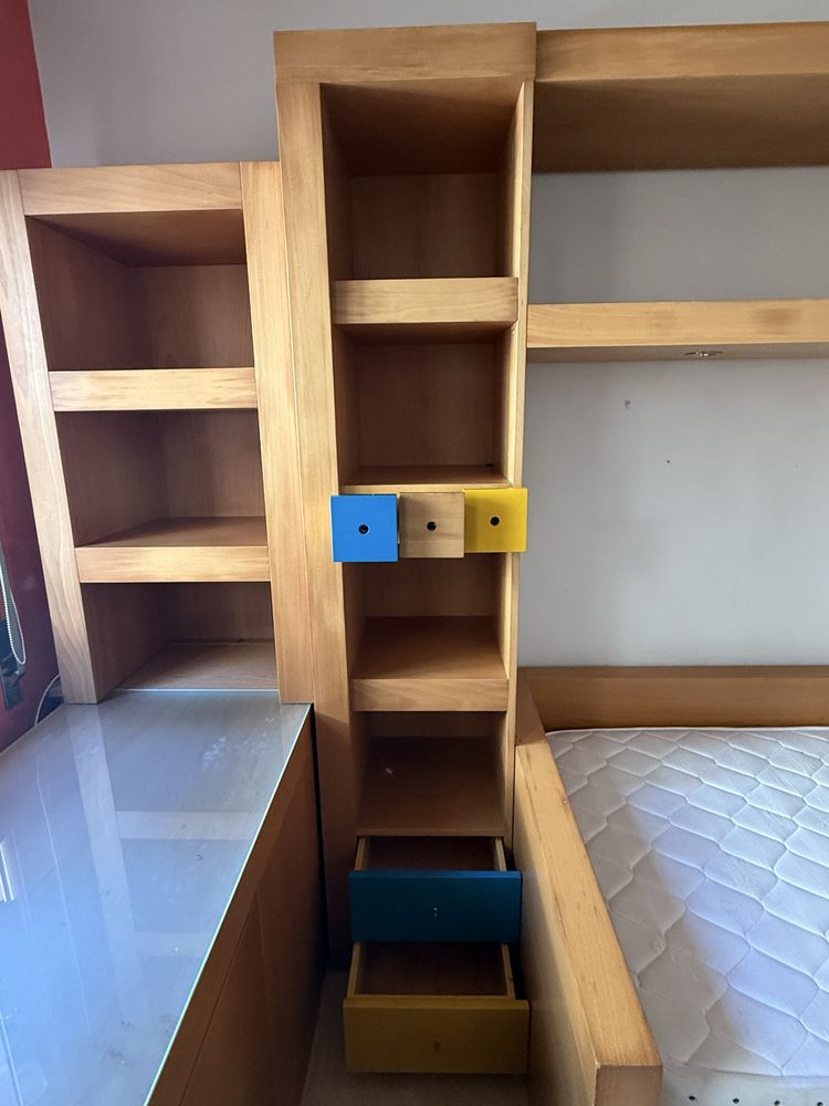 Mobilia de quarto de criança com secretaria