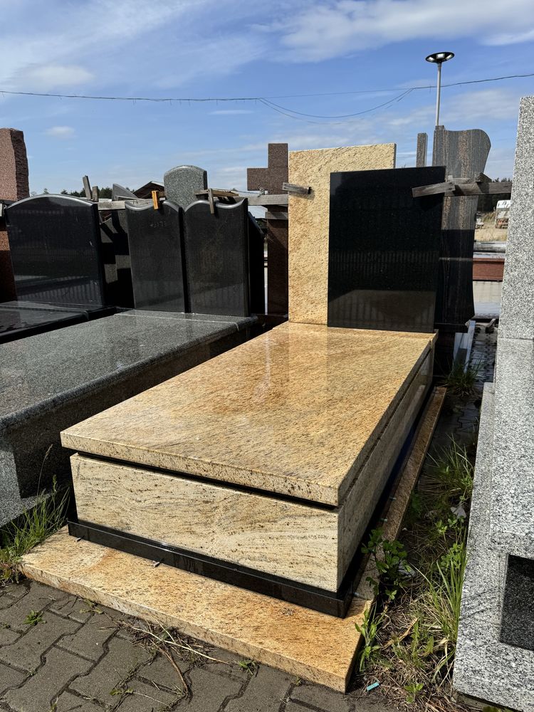 Pomnik Granitowy żółty Kaszmir Gold Warszawa