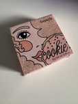 Benefit rozświetlacz złoty cookie