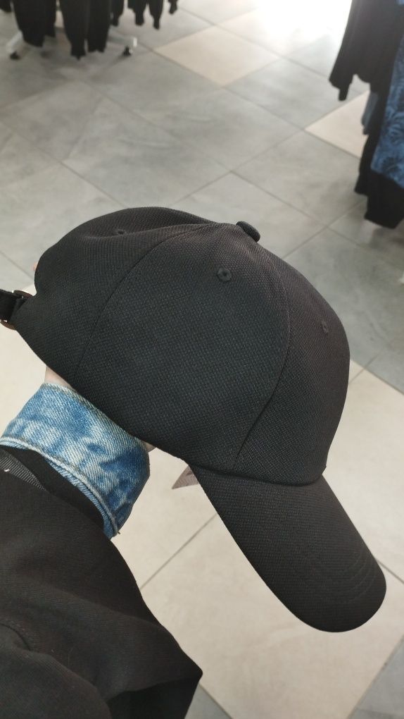 Базова чорна кепка