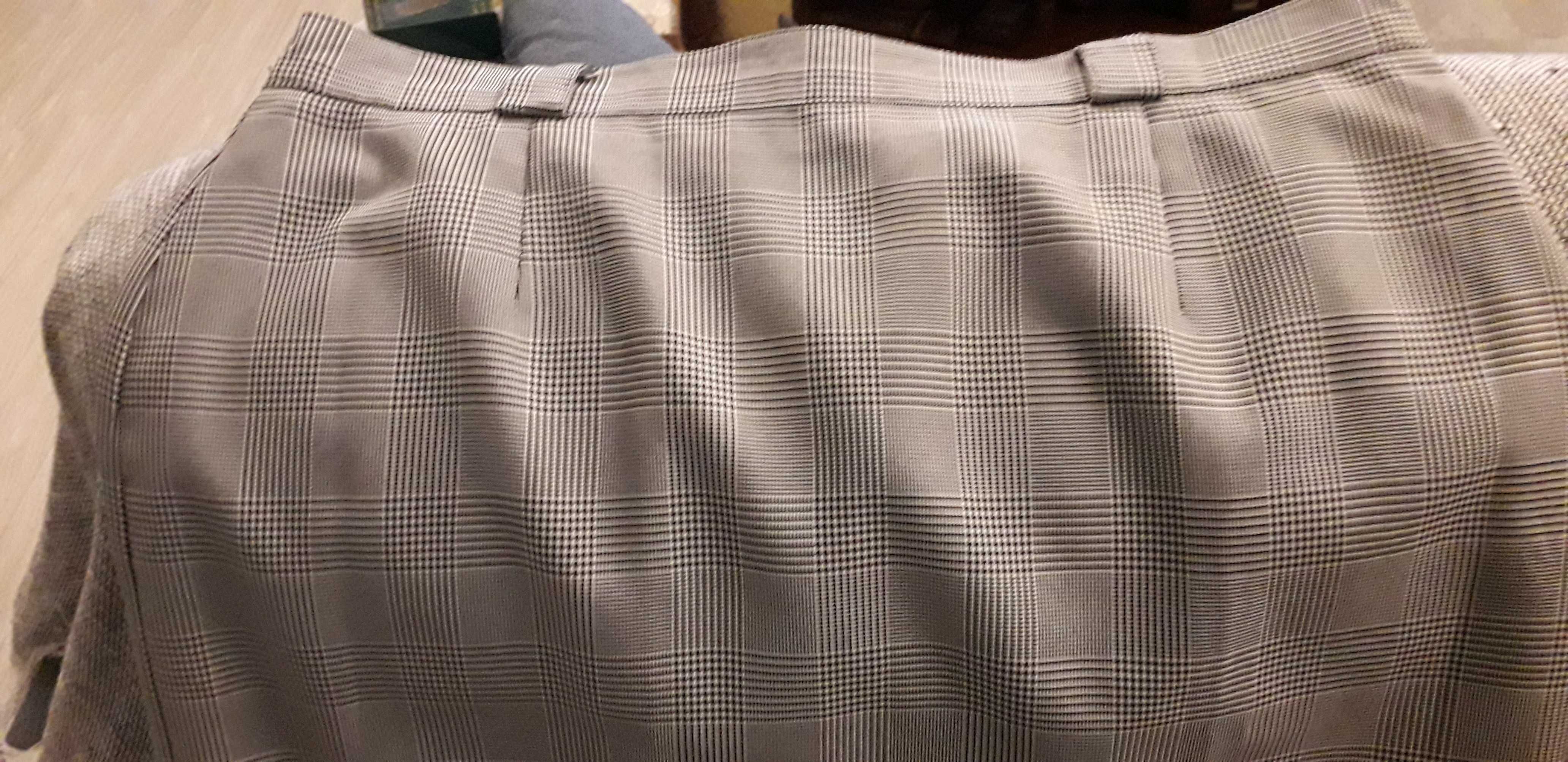 Saia em xadrez, preto e branco, muito elegante
