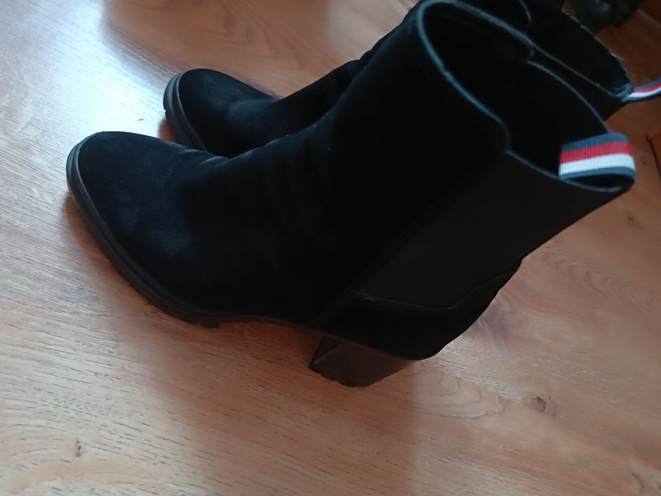 Botki na słupku Tommy Hilfiger skórzane