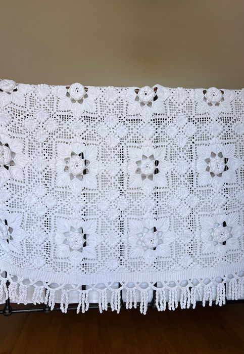 Colcha branca artesanal em crochet com linha de algodão