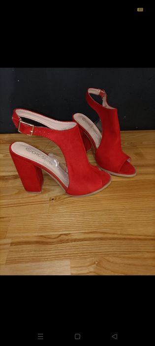Czerwone buty na obcasie